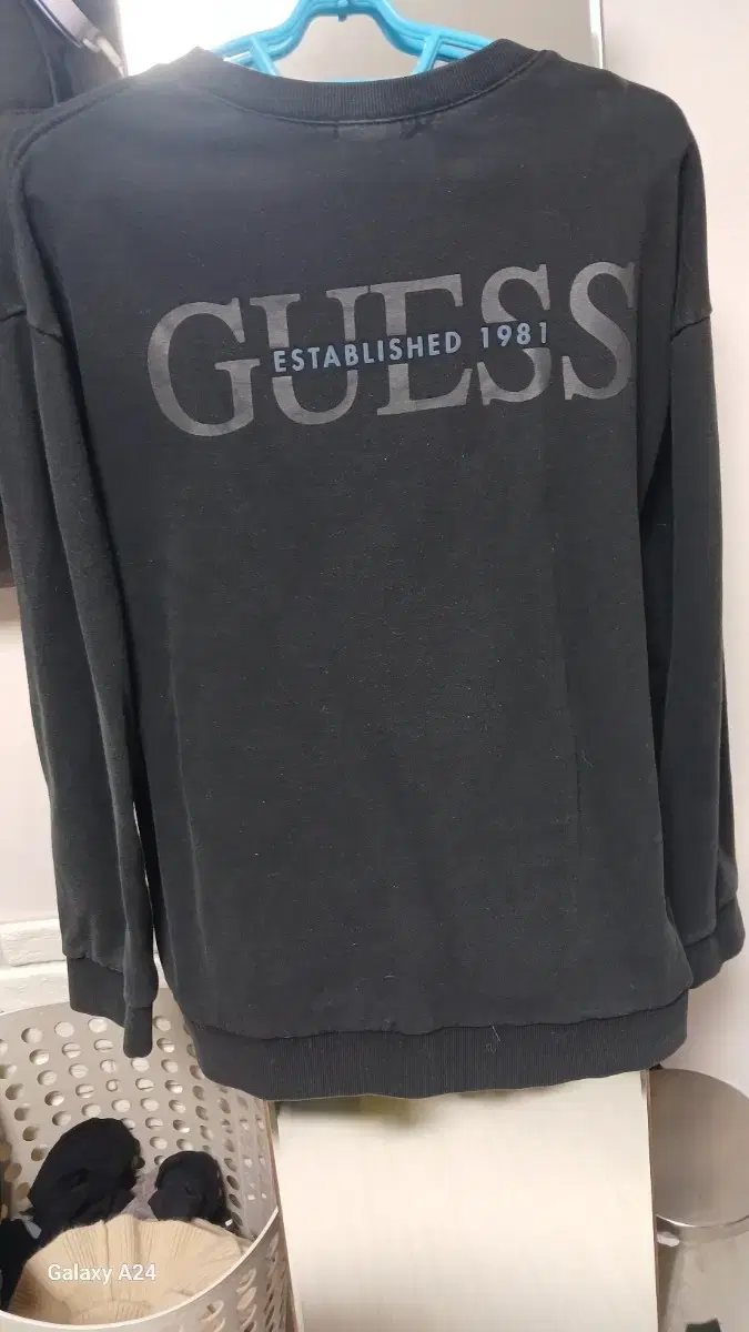 게스 GUESS 남성 라운드넥 긴팔 맨투맨_DARK GREY(XL)